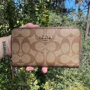 COACH Medium Id Zip Wallet Signature Canvas Brown with Gold Hardware AUTHENTIC